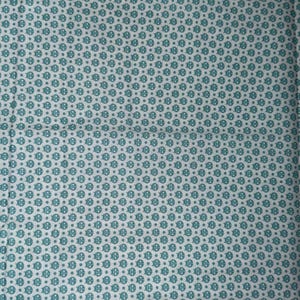 Puede incluir: Tela blanca con un patrón repetitivo de formas estilizadas en forma de mariquita de color turquesa. El patrón está espaciado uniformemente en la tela, creando un diseño consistente. La tela parece ser de algodón o un material similar.