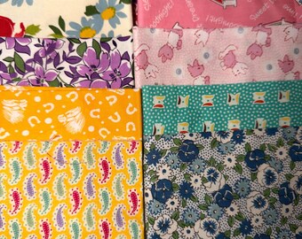 以下が含まれることがあります： 青、紫、赤のフローラルプリント、黄色のペイズリー柄、黄色の馬のモチーフ、ピンクの睡眠をテーマにしたプリント、漫画のキャラクターが描かれた青い柄など、多様なパターンが特徴の折りたたまれた布の正方形10枚のコレクション。