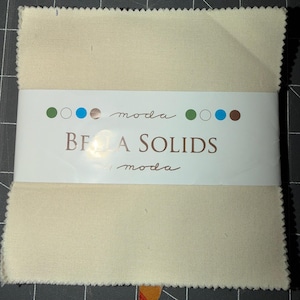 Paquete de telas de algodón Bella Solids Stacker Charm Pack de 5" para Moda