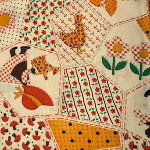 Peut inclure: Un tissu de couleur crème avec un imprimé style patchwork et des lignes pointillées rouges. Le motif comprend des papillons orange, des poules jaunes, des fleurs rouges, des champignons bruns et des silhouettes portant des chapeaux.