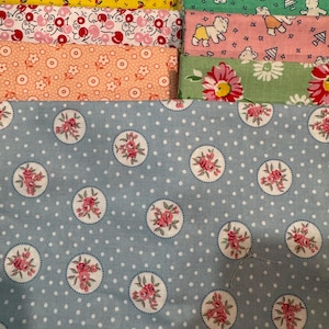 Op de afbeelding: Een verzameling kleurrijke stofstalen met verschillende patronen. Ontwerpen omvatten bloemen, stippen en cartoonberen. Kleuren variëren van groen, geel, roze en perzik tot blauw. De stoffen zijn waarschijnlijk voor quilt- of knutselprojecten.