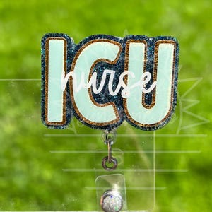 Peut inclure: Un porte-badge d'infirmière de réanimation (ICU) de couleur sarcelle et pailleté. Le porte-badge porte les mots "ICU" en grandes lettres sarcelle avec une bordure pailletée et le mot "nurse" en écriture cursive. Le porte-badge est fixé à un support en plastique transparent.