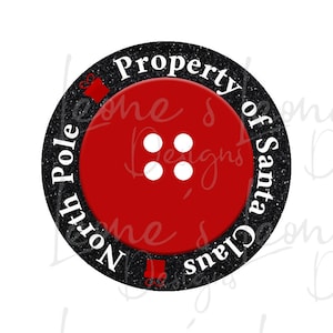 以下が含まれることがあります： 白黒の丸いステッカーで、白い文字で「Property of Santa Claus North Pole」と書かれています。ステッカーの中央には赤いボタンがあり、その周りに白いボタンが4つ付いています。