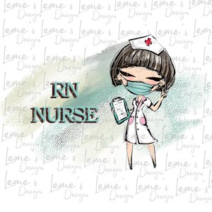 Könnte beinhalten: Eine Cartoon-Illustration einer Krankenschwester, die einen weißen Kittel, eine blaue Gesichtsmaske und eine rot-weiße Krankenschwestermütze trägt. Sie hält eine Klemmbrett und lächelt. Der Text "RN NURSE" ist in großen, fetten Buchstaben in blaugrün geschrieben.