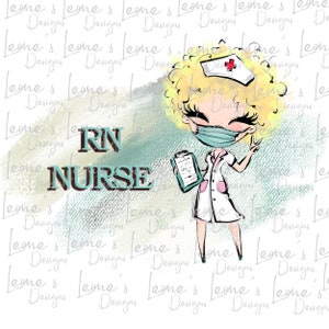 Op de afbeelding: Een cartoonillustratie van een verpleegster in een wit uniform, een blauw mondkapje en een rood-witte verpleegstersmuts. De verpleegster houdt een klembord vast en glimlacht. De tekst "RN NURSE" is geschreven in turquoise blauwe letters op een aquarel achtergrond.