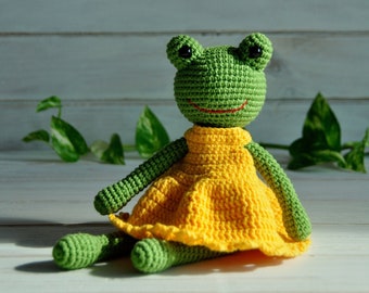Crochet Frog Plush: Green Amigurumi Froggy in Yellow Dress