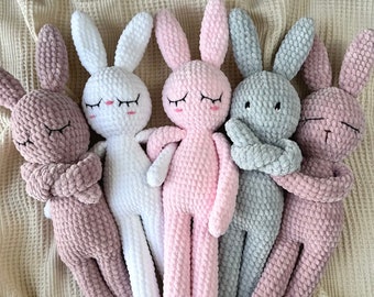 modello coniglietto addormentato all'uncinetto, modello coniglietto di Pasqua, coniglietto addormentato amigurumi, coniglietto di peluche pasquale all'uncinetto