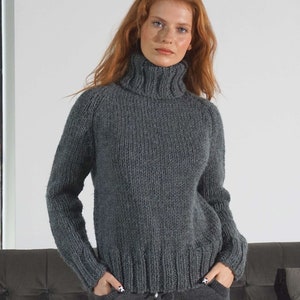 Suéter de lana gris oscuro, cuello alto, cálido, de punto grueso, para mujer, acogedor, de invierno, de lana merino, hecho a mano, de cuello alto, tejido de punto grueso.