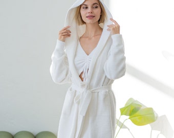 Flauschige Wolle, Lange, Weiße Robe Damen Gemütliche Kapuzen-Strickjacke Weicher Strick Lounge Mantel Warme Winterschicht Handgefertigter Luxus Strick Taschen Fuzzy Robe