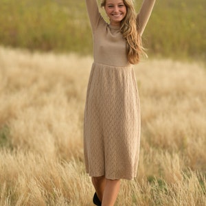 Beige lång stickad vardagsklänning mjuk varm tröjklänning mysig vinterhöstoutfit elegant midiklänning handgjord stickad genombruten tröjklänning bild 2
