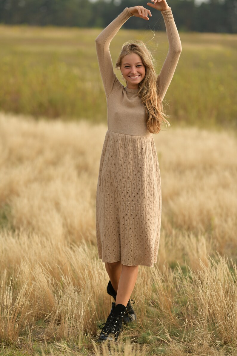 Beige lång stickad vardagsklänning mjuk varm tröjklänning mysig vinterhöstoutfit elegant midiklänning handgjord stickad genombruten tröjklänning bild 2
