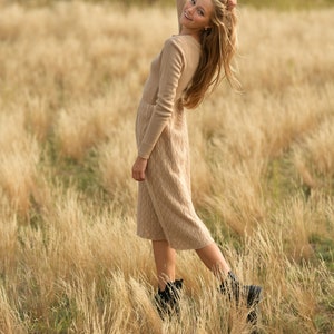 Beige lång stickad vardagsklänning mjuk varm tröjklänning mysig vinterhöstoutfit elegant midiklänning handgjord stickad genombruten tröjklänning bild 8