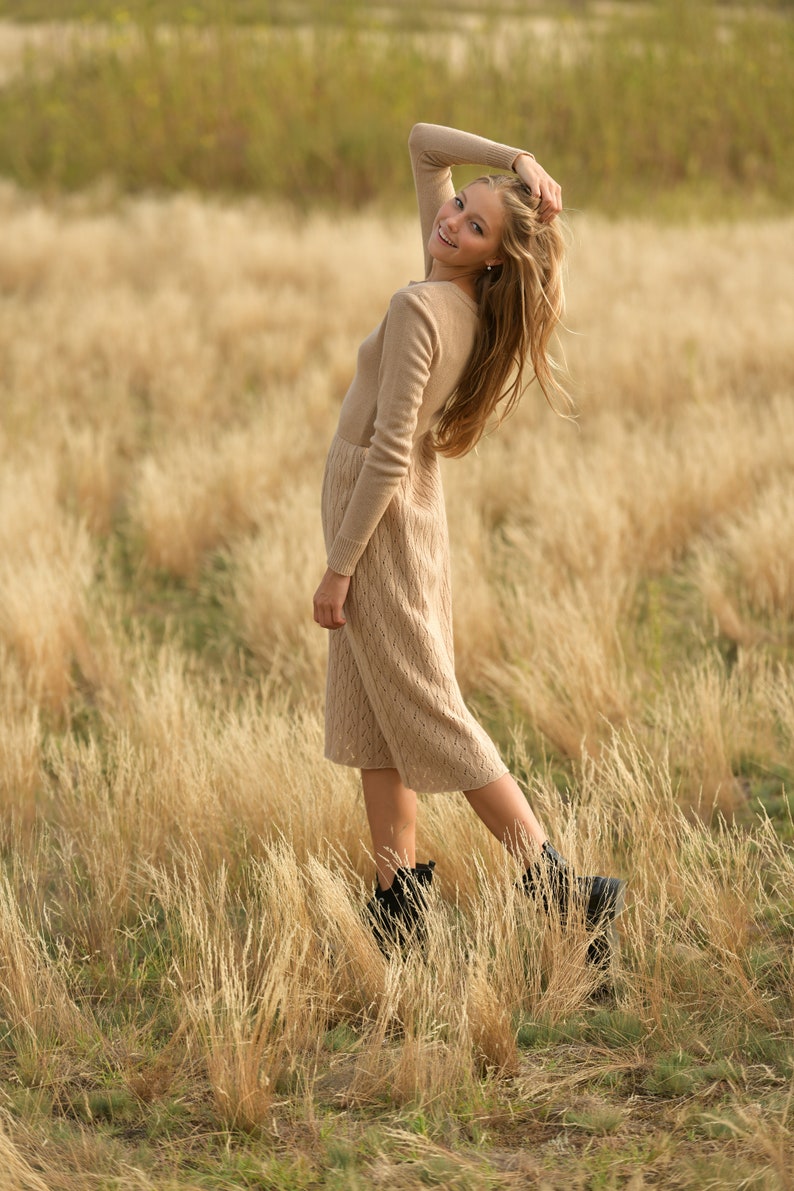 Beige lång stickad vardagsklänning mjuk varm tröjklänning mysig vinterhöstoutfit elegant midiklänning handgjord stickad genombruten tröjklänning bild 8