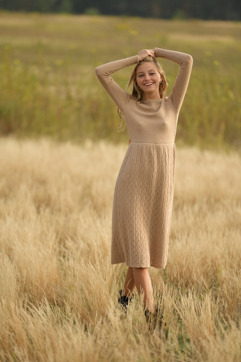 Beige lång stickad vardagsklänning mjuk varm tröjklänning mysig vinterhöstoutfit elegant midiklänning handgjord stickad genombruten tröjklänning bild 1