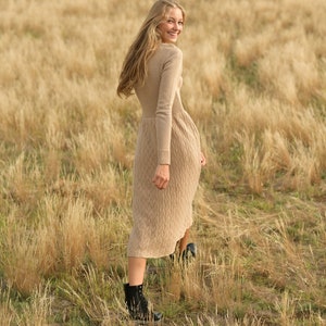 Beige lång stickad vardagsklänning mjuk varm tröjklänning mysig vinterhöstoutfit elegant midiklänning handgjord stickad genombruten tröjklänning bild 6