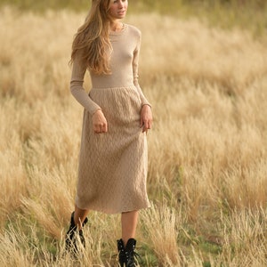 Beige lång stickad vardagsklänning mjuk varm tröjklänning mysig vinterhöstoutfit elegant midiklänning handgjord stickad genombruten tröjklänning bild 7