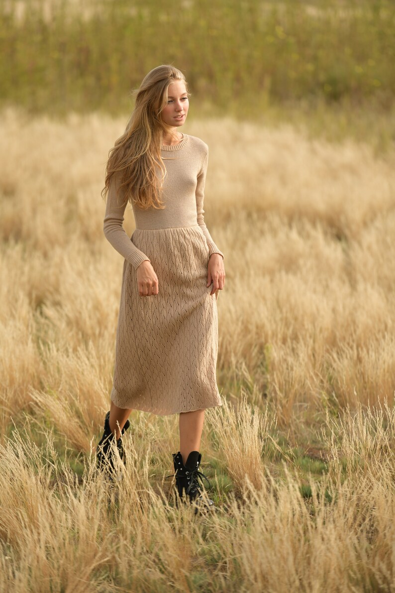 Beige lång stickad vardagsklänning mjuk varm tröjklänning mysig vinterhöstoutfit elegant midiklänning handgjord stickad genombruten tröjklänning bild 7