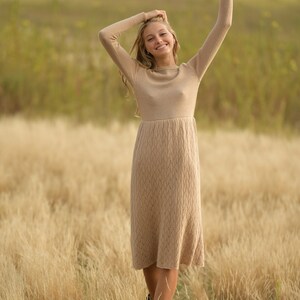 Beige lång stickad vardagsklänning mjuk varm tröjklänning mysig vinterhöstoutfit elegant midiklänning handgjord stickad genombruten tröjklänning bild 3