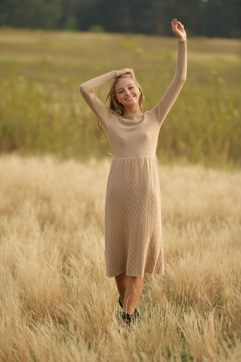 Beige lång stickad vardagsklänning mjuk varm tröjklänning mysig vinterhöstoutfit elegant midiklänning handgjord stickad genombruten tröjklänning bild 3