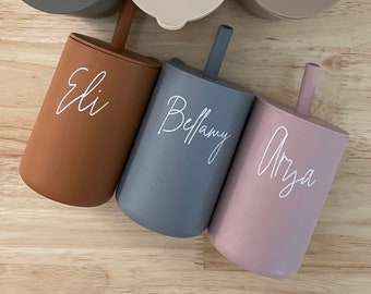 Taza de silicona personalizada para niños pequeños con tapa y pajita, grabado de nombre personalizado, regalo de bebé, regalo para bebés y niñas, 6 oz