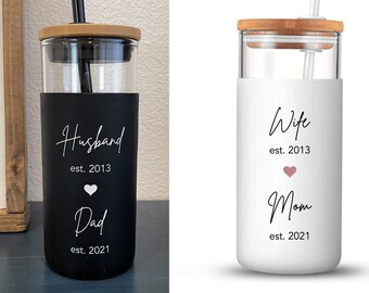 Regalo personalizado de nuevo papá, regalo de nueva mamá, esposo a papá, esposa a mamá - Vaso de vidrio con tapa de bambú y paja