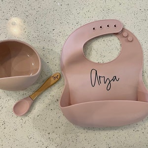 Juego de alimentación de bebé con nombre de guión personalizado, babero de silicona, cuenco, cuchara, regalo de bebé, regalo para bebés y niñas, baberos ajustables, niños pequeños