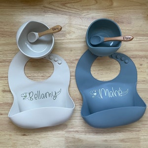 Dinosaurio Nombre personalizado Juego de alimentación para bebés- Babero de silicona, tazón, cuchara- Regalo para bebés- Regalo para bebés y niñas- Baberos ajustables- Niño pequeño