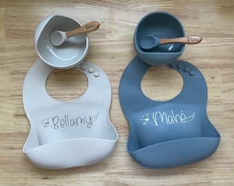 Dinosaurio Nombre personalizado Juego de alimentación para bebés- Babero de silicona, tazón, cuchara- Regalo para bebés- Regalo para bebés y niñas- Baberos ajustables- Niño pequeño