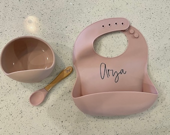 Juego de alimentación de bebé con nombre de guión personalizado, babero de silicona, cuenco, cuchara, regalo de bebé, regalo para bebés y niñas, baberos ajustables, niños pequeños