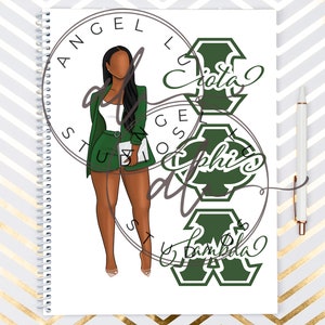 Puede incluir: Una ilustración digital de una mujer con un blazer y pantalones cortos verdes con una camisa blanca. La mujer está de pie frente a un fondo blanco con tres crestas de hermandad verdes. Las crestas dicen "Iota", "Phi" y "Lambda".