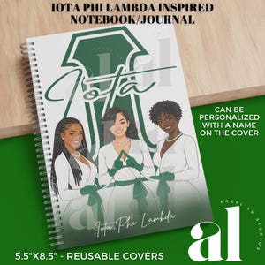 Puede incluir: Un cuaderno con espiral y cubierta blanca con el texto "IOTA PHI LAMBDA INSPIRED NOTEBOOK/JOURNAL". La cubierta incluye una ilustración de tres mujeres y el texto "Iota Phi Lambda". El cuaderno mide 14 x 21,6 cm y tiene cubiertas reutilizables.