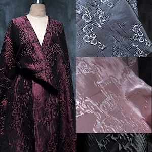 Puede incluir: Cuatro muestras de tela con un patrón de nube en relieve. Las muestras son de color burdeos, gris, rosa y negro.