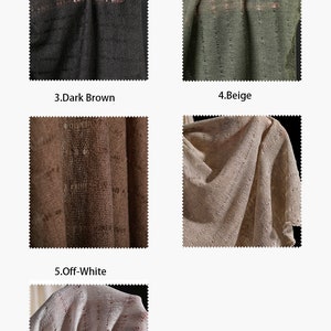 以下が含まれることがあります： 黒、緑、濃い茶色、ベージュ、オフホワイトの5色の生地のクローズアップ。 各生地は、軽量素材を示唆する、テクスチャ加工されたオープン織りです。 色は濃い色から明るい色まであり、さまざまなオプションが示されています。