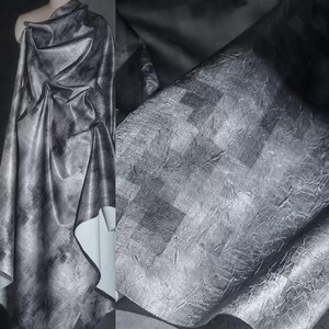 Grått tonad mosaiktyg, Rutigt texturerat tyg, Plisserat tyg, Glansigt kapptyg, Slät tyg, Klädtyg, Metervara, D671