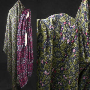 Könnte beinhalten: Zwei Stoffstücke, eines in Dunkelgrün mit floralem Muster und das andere in Burgunderrot mit geometrischem Muster. Der grüne Stoff hat ein detailliertes Muster aus Blättern und kleinen rosa Blüten. Der burgunderfarbene Stoff hat ein sich wiederholendes Muster aus Quadraten und Linien.