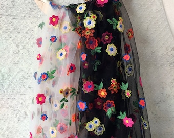 Tessuto di pizzo ricamato con fiori bianchi e neri, tessuto di tulle bianco, tessuto di maglia nero, tessuto prospettico, tessuto per abiti da sposa, al metro, C75