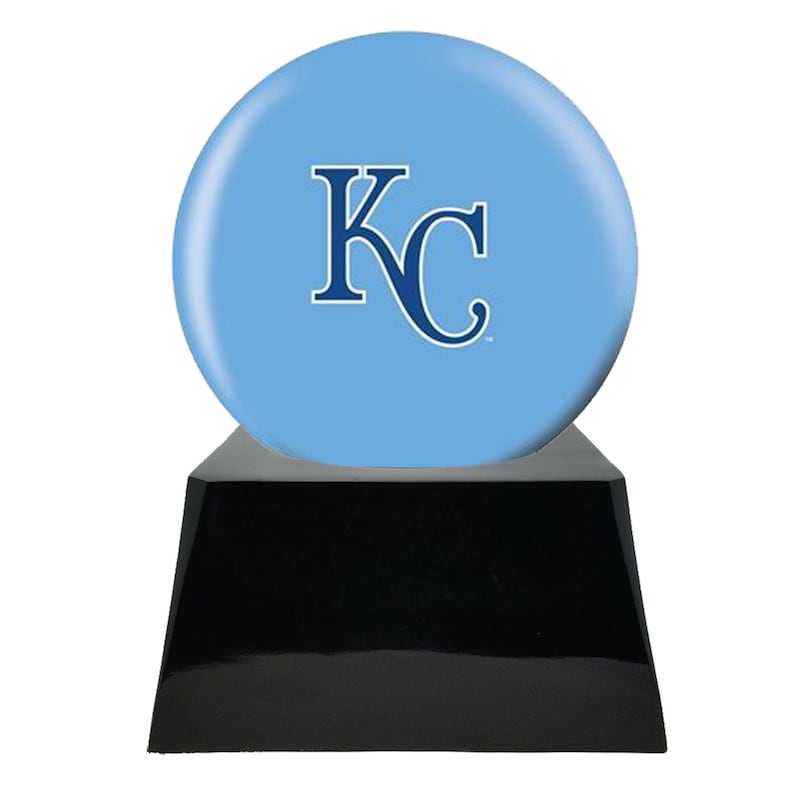 Op de afbeelding: Een lichtblauwe bol met een wit en blauw "KC" logo, gemonteerd op een zwarte, trapeziumvormige basis. De bol heeft een glanzende afwerking en de basis heeft een reflecterend oppervlak. Dit is een trofee of decoratief item.