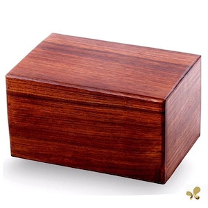 Op de afbeelding: Een rechthoekige houten doos met een gladde, gepolijste afwerking. De doos heeft een rijke, diepe roodbruine kleur met opvallende, rechte donkere houtnerfpatronen die horizontaal over het deksel en de voorzijde van de container lopen.
