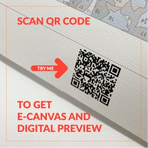 Może przedstawiać: Białe pł&oacute;tno z czarno-białym kodem QR i tekstem "SCAN QR CODE" oraz "TRY ME" z czerwoną strzałką wskazującą na kod QR. Pod kodem QR znajduje się tekst "TO GET E-CANVAS AND DIGITAL PREVIEW".