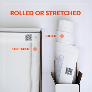 Pu&ograve; includere: Due opzioni per le stampe su tela: arrotolata in un tubo di cartone o tesa su un telaio in legno. Entrambe le opzioni hanno un codice QR sul retro. Il testo "ROLLED" e "STRETCHED" &egrave; visibile nell'immagine.