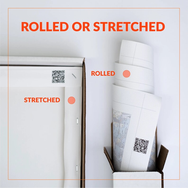 Pu&ograve; includere: Due opzioni per le stampe su tela: arrotolata in un tubo di cartone o tesa su un telaio in legno. Entrambe le opzioni hanno un codice QR sul retro. Il testo "ROLLED" e "STRETCHED" &egrave; visibile nell'immagine.