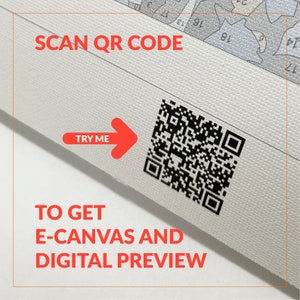 Pu&ograve; includere: Una tela bianca con testo rosso che dice "SCAN QR CODE" e "TRY ME" con una freccia rossa che punta a un codice QR in bianco e nero. Il testo sotto il codice QR dice "TO GET E-CANVAS AND DIGITAL PREVIEW".
