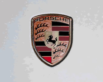Może przedstawiać: Klasyczne logo herbu Porsche z czarnym koniem na białym tle, otoczone czerwonymi i brązowymi paskami i złotą obwódką.