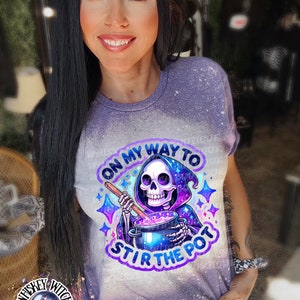T-shirt La faucheuse Stir the Pot : chemise d'Halloween blanchie vintage