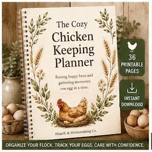 Op de afbeelding: Een spiraalgebonden planner getiteld The Cozy Chicken Keeping Planner met een illustratie van een bruine kip, tarwearen en groene bladeren. De tekst op de kaft luidt Raising happy hens and gathering memories one egg at a time.