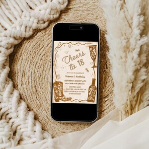 Puede incluir: Un smartphone muestra una invitaci&oacute;n beige con el texto "Cheers to 18". La invitaci&oacute;n presenta ilustraciones de bota de vaquero, copa de champ&aacute;n y botella. El fondo tiene una textura tejida beige neutra.