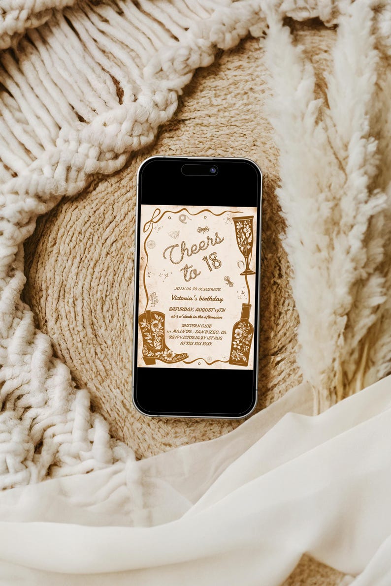 Puede incluir: Un smartphone muestra una invitaci&oacute;n beige con el texto "Cheers to 18". La invitaci&oacute;n presenta ilustraciones de bota de vaquero, copa de champ&aacute;n y botella. El fondo tiene una textura tejida beige neutra.