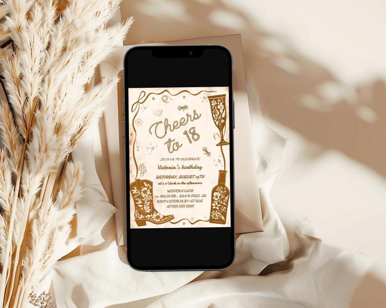 Puede incluir: Un tel&eacute;fono inteligente muestra una invitaci&oacute;n de color beige con el texto "Cheers to 18". La invitaci&oacute;n presenta una bota de vaquero, una copa de champ&aacute;n y una ilustraci&oacute;n de botella. La invitaci&oacute;n es para el cumplea&ntilde;os de Victoria, el s&aacute;bado 19 de agosto.