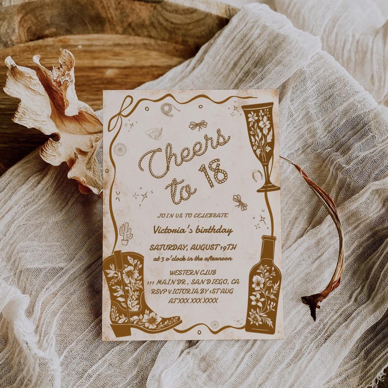 Puede incluir: Una invitaci&oacute;n de cumplea&ntilde;os beige con texto e ilustraciones doradas. El texto dice "Cheers to 18" e incluye detalles para la fiesta de cumplea&ntilde;os de Victoria. El dise&ntilde;o presenta una bota de vaquero, una copa de vino y una botella.
