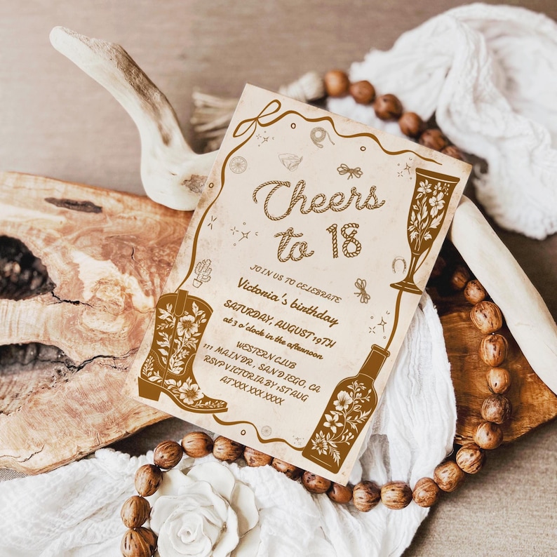 Puede incluir: Una tarjeta de invitaci&oacute;n de color beige con ilustraciones y texto en marr&oacute;n. La tarjeta anuncia una fiesta de cumplea&ntilde;os con las palabras "Cheers to 18". Las ilustraciones incluyen una bota de vaquero, una copa de champ&aacute;n y una botella.